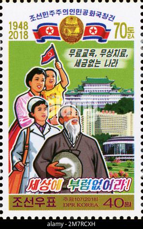 2018 Timbre de la Corée du Nord. Le 70th anniversaire de la République populaire démocratique de Corée. Éducation gratuite, soins de santé gratuits, pays exempt d'impôt Banque D'Images