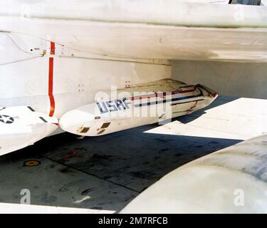 Vue d'un missile de croisière AGM-86B à lancement aérien chargé sur un pylône B-52G StratoFortress. Pays : inconnu Banque D'Images