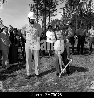 LE MGÉN Lawrence F. Sullivan, commandant général de la base de logistique du corps des Marines, tourne la première pelle de terre pour commencer la construction du commissaire de la base. Navy LT se trouve à côté de lui. T. D. McMurray, l'agent résident responsable de la construction de 2,459 millions de dollars. Base: Albany État: Géorgie (GA) pays: États-Unis d'Amérique (USA) Banque D'Images