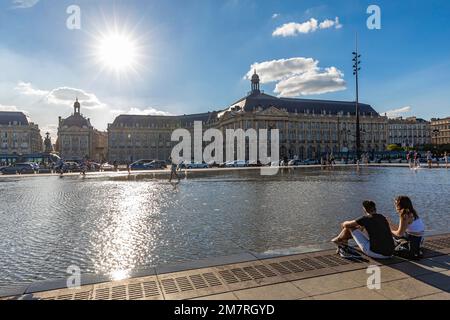 Piscine de réflexion miroir d'eau sur place de la Bourse, place de la Bourse, Bordeaux, Aquitaine, Nouvelle-Aquitaine, France Banque D'Images