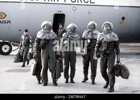 L'équipage de conduite s'arrête à la fin d'un exercice de guerre chimique. Les hommes, de gauche à droite, sont LTC Owen, SGT Dave Mangone, SMSGT M.A. Okovie, LT. James Jewell et CPT Frank Walker. Base: Dover État: Delaware (DE) pays: Etats-Unis d'Amérique (USA) Banque D'Images