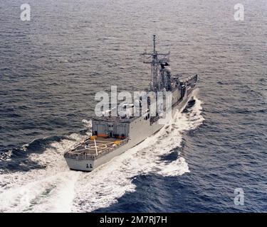 Vue aérienne à tribord de la frégate de missile guidé de la classe Oliver Hazard Perry USS FLATLEY (FFG 21) en cours pendant les essais d'acceptation. Pays: Océan Atlantique (AOC) Banque D'Images