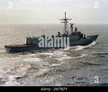 Vue aérienne à tribord de la frégate de missile guidé de la classe Oliver Hazard Perry USS FLATLEY (FFG 21) en cours pendant les essais d'acceptation. Pays: Océan Atlantique (AOC) Banque D'Images