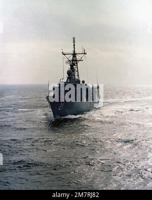 Vue aérienne de l'arc du port de la frégate de missile guidé de la classe Oliver Hazard Perry USS FLATLEY (FFG 21) en cours pendant les essais d'acceptation. Pays: Océan Atlantique (AOC) Banque D'Images