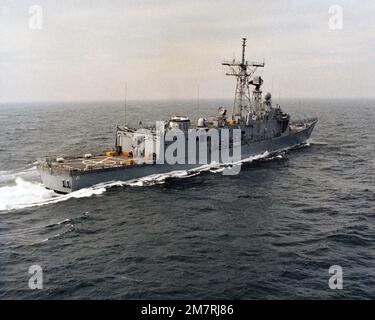 Vue à tribord de la frégate de missile guidé de la classe Oliver Hazard Perry USS FLATLEY (FFG 21) en cours pendant les essais d'acceptation. Pays: Océan Atlantique (AOC) Banque D'Images