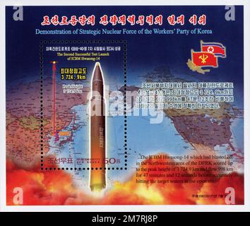 Timbre-poste nord-coréen de 2017 commémorant le deuxième lancement d'essai réussi du missile ICBM Hwasong-14. Banque D'Images