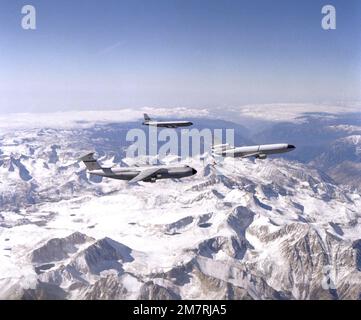 VUE aérienne à droite d'un appareil de rallonge KC-10A, à l'avant, flanqué d'un appareil Galaxy C-5A, d'un centre et d'un KC-135 Stratotanker en vol sur des montagnes enneigées. Pays : inconnu Banque D'Images