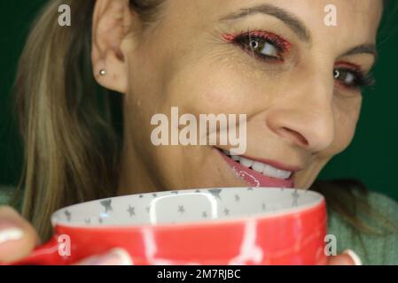 Femme tenant une tasse Banque D'Images