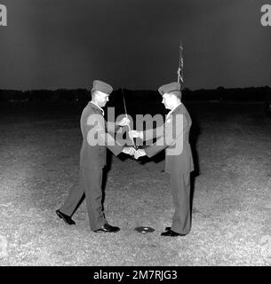 Alors que le CSM K. D. Byrd se prépare à prendre sa retraite avec 25 ans de service, il est soulagé par le SGM R. Edwin Behrend. Byrd passe l'épée du major sergent de commandement au MGÉN Lawrence F. Sullivan, commandant général de base, pendant la cérémonie de changement de commandement. Base: Albany État: Géorgie (GA) pays: États-Unis d'Amérique (USA) Banque D'Images