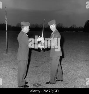 LE MGÉN Lawrence F. Sullivan, commandant général de la base de logistique du corps des Marines, présente l'épée principale du sergent de commandement au SGM R. Edwin Behrend, qui est devenu le seizième sergent-major de la base, lors de la cérémonie de changement de commandement. Base: Albany État: Géorgie (GA) pays: États-Unis d'Amérique (USA) Banque D'Images