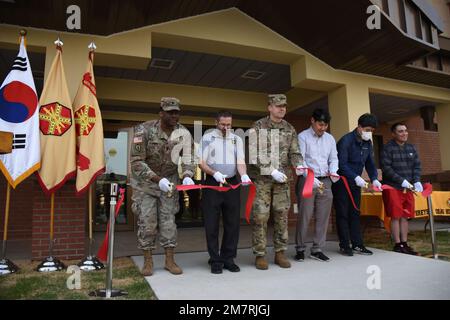 Un nouveau complexe de logements familiaux a ouvert ses portes, 13 mai 2022, lors d'une cérémonie de découpe de ruban sur les États-Unis La garnison militaire Humphreys. Les trois nouvelles tours fournissent chacune 72 logements, pour un total de 216 nouvelles maisons. Les tours, qui contiennent des logements familiaux de trois, quatre et cinq chambres, sont conçues pour les membres du service ayant des familles qui sont stationnés sur l'installation. Banque D'Images