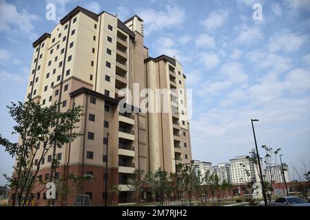 Un nouveau complexe de logements familiaux a ouvert ses portes, 13 mai 2022, lors d'une cérémonie de découpe de ruban sur les États-Unis La garnison militaire Humphreys. Les trois nouvelles tours fournissent chacune 72 logements, pour un total de 216 nouvelles maisons. Les tours, qui contiennent des logements familiaux de trois, quatre et cinq chambres, sont conçues pour les membres du service ayant des familles qui sont stationnés sur l'installation. Banque D'Images