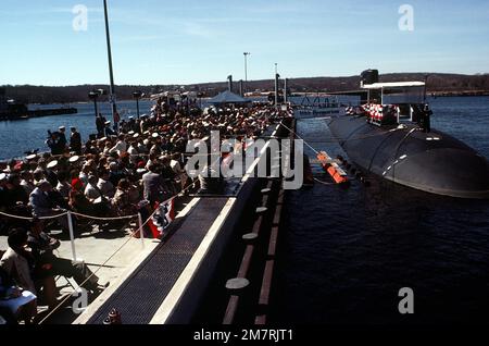 Vue d'ensemble des cérémonies de mise en service du sous-marin d'attaque nucléaire USS BREMERTON (SSN-698). Base : base navale sous-marine, New London État : Connecticut (CT) pays : États-Unis d'Amérique (USA) Banque D'Images