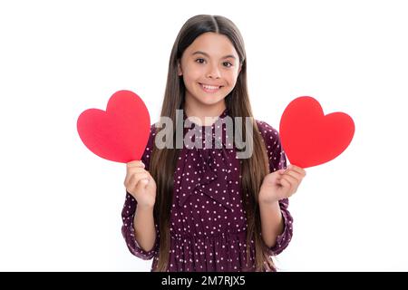 Saint-Valentin. Rêvant enfant adolescent mignon avec coeur rouge. Portrait d'une jeune fille adolescente souriante. Banque D'Images