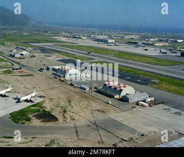 Une vue aérienne des unités de réserve de l'unité de la Réserve aérienne navale (ARNU) et de l'Escadron de patrouille 65 (VP-65) et du nouvel escadron d'attaque 305 (va-305) et de l'Escadron d'hélicoptère d'attaque légère 5 (HAL-5) près des pistes du Centre d'essai des missiles du Pacifique. Base: Naval Air Station, point Mugu État: Californie (CA) pays: Etats-Unis d'Amérique (USA) Banque D'Images