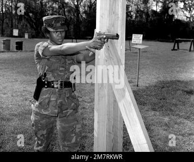 LT. CPL. A. J. Nesbit, un policier militaire, pratique le tir du pistolet Colt de calibre 45 lors du cours de protection de la police. Ce cours fait partie d'un programme de formation de 200 heures pour la police militaire de la base. Elle utilise un poste debout (non officiel). Base: Albany État: Géorgie (GA) pays: États-Unis d'Amérique (USA) Banque D'Images