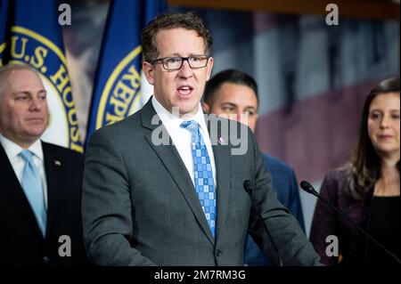 Washington, États-Unis. 10th janvier 2023. ÉTATS-UNIS Le représentant Adrian Smith (R-ne) parle aux États-Unis Capitole lors d'une conférence de presse des dirigeants du caucus républicain de la Chambre. Crédit : SOPA Images Limited/Alamy Live News Banque D'Images