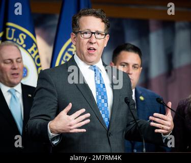 Washington, États-Unis. 10th janvier 2023. ÉTATS-UNIS Le représentant Adrian Smith (R-ne) parle aux États-Unis Capitole lors d'une conférence de presse des dirigeants du caucus républicain de la Chambre. Crédit : SOPA Images Limited/Alamy Live News Banque D'Images