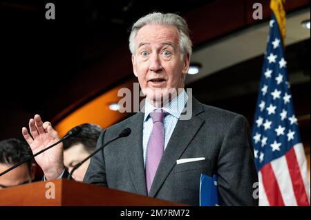 Washington, États-Unis. 10th janvier 2023. ÉTATS-UNIS Le représentant Richard Neal (D-ma) parle aux États-Unis Capitole à une conférence de presse des dirigeants du caucus démocratique de la Chambre. Crédit : SOPA Images Limited/Alamy Live News Banque D'Images