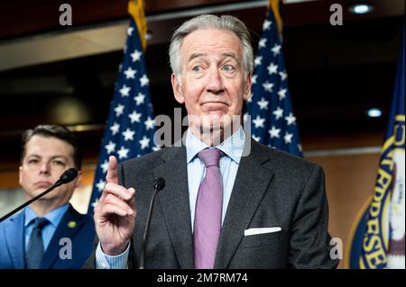 Washington, États-Unis. 10th janvier 2023. ÉTATS-UNIS Le représentant Richard Neal (D-ma) parle aux États-Unis Capitole à une conférence de presse des dirigeants du caucus démocratique de la Chambre. Crédit : SOPA Images Limited/Alamy Live News Banque D'Images