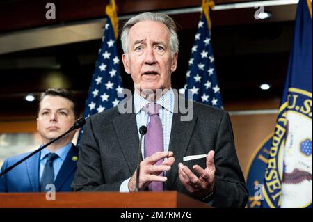 Washington, États-Unis. 10th janvier 2023. ÉTATS-UNIS Le représentant Richard Neal (D-ma) parle aux États-Unis Capitole à une conférence de presse des dirigeants du caucus démocratique de la Chambre. Crédit : SOPA Images Limited/Alamy Live News Banque D'Images