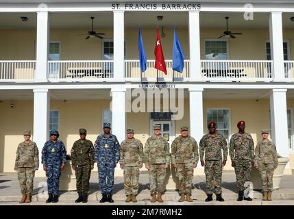 Les hauts dirigeants de la Garde nationale de Floride (FLNG) rencontrent les chefs de la Défense de la Force de défense de la Barbade (BDF) et de la Force de défense d'Antigua-et-Barbuda (ABDF) lors de l'engagement des chefs clés (KLE) organisé par le FLNG, Saint Augustine, 12 mai 2022. Dans le cadre d’une initiative visant à renforcer les relations avec nos partenaires, le FLNG travaille avec le Programme de partenariat d’État du Bureau de la Garde nationale pour favoriser les partenariats avec les pays voisins. Ces relations améliorent la compréhension culturelle des pays voisins tout en augmentant la sécurité de notre hémisphère. Banque D'Images