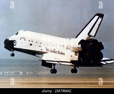 Vue arrière gauche de la navette spatiale Columbia qui atterrit sur une piste du centre de recherche en vol Dryden de la NASA. John W. Young, commandant de l'équipage des astronautes, et Robert L. Crippen, à bord de la navette, ont effectué la première mission spatiale à tester le système de la navette. Base: Edwards Air Force base État: Californie (CA) pays: États-Unis d'Amérique (USA) Banque D'Images