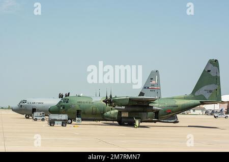 Un avion C-130 Hercules de la Force aérienne de la République de Corée est installé sur la ligne de vol à la base de la Garde nationale aérienne de Rosecrans, à St. Joseph, Missouri, 12 mai 2022. Le C-130s du ROKAF, de la base aérienne de Little Rock et de la base aérienne de Dyess assistait au cours avancé de tactique de l’équipage du centre d’entraînement en transport aérien avancé. L'AATTC offre une formation d'équipage de conduite aux partenaires internationaux, ce qui renforce l'interopérabilité de la coalition. Banque D'Images