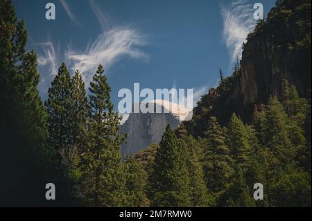 Vue sur Half Dome à travers la vallée orientale de Yosemite dans le parc national de Yosemite, Californie du Nord Banque D'Images