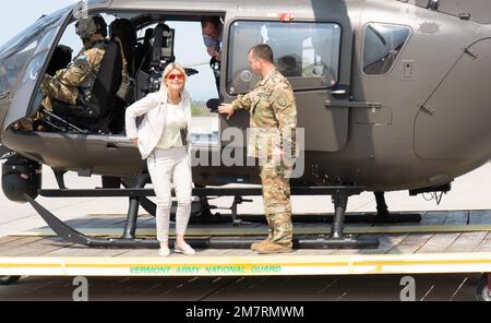 Le ministre autrichien de la Défense, Klaudia Tanner, débarque un hélicoptère Lakota UH-72 de la Garde nationale de l'armée du Vermont pour une visite de l'installation de soutien de l'aviation de l'armée à South Burlington (Vermont), sur 12 mai 2022. La Garde nationale du Vermont et le ministère autrichien de la Défense ont signé un accord de partenariat avec l'État 11 mai 2022, visant à renforcer la coopération interinstitutions et à améliorer mutuellement la cyberdéfense, les opérations d'information, l'alpinisme militaire, l'aide humanitaire et l'aide en cas de catastrophe, et d'autres domaines. Banque D'Images