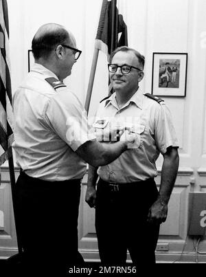 LTC John S. Gibbs est présenté à la Légion du mérite par le col James D. Smythe, cinquième chef d'ÉTAT-MAJOR adjoint de l'Armée de terre pour la gestion des ressources. Base: Fort Sam Houston, San Antonio État: Texas (TX) pays: États-Unis d'Amérique (USA) Banque D'Images