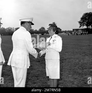 LE MGÉN Lawrence F. Sullivan, commandant général, présente au col Valeria F. Hilgart, chef de cabinet, son certificat de retraite et le prix de la Légion du mérite. Hilgart a terminé plus de 31 ans de service honorable dans l'armée. Base: Corps de la marine base de Logis, Albany État: Géorgie (GA) pays: Etats-Unis d'Amérique (USA) Banque D'Images