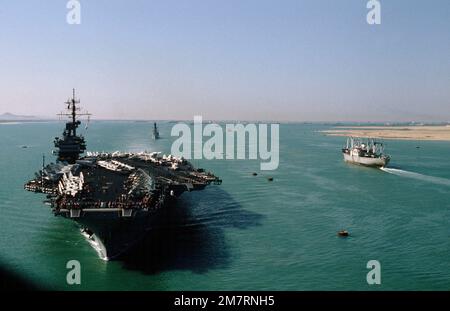 Une vue aérienne en arc du porte-avions USS AMERICA (CV 66) pendant son transit par le canal. État: Canal de Suez pays: Egypte (EGY) Banque D'Images