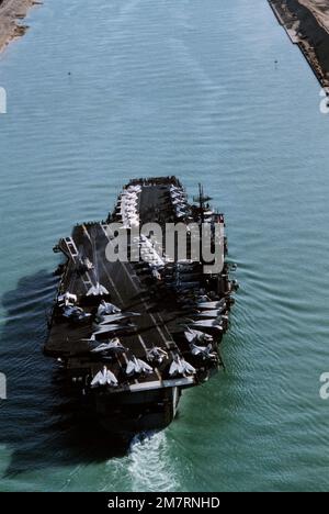 Une vue aérienne de la poupe du porte-avions USS AMERICA (CV 66) pendant son transit par le canal. État: Canal de Suez pays: Egypte (EGY) Banque D'Images