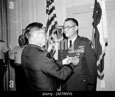 La Légion du mérite est présentée au col William D. Old, sous-chef adjoint DU PERSONNEL et de l'administration, lors de sa retraite de l'Armée de terre. Le prix est remis par le Lgén John R. McGiffert, commandant de l'Armée de terre en 5th. Base: Fort Sam Houston, San Antonio État: Texas (TX) pays: États-Unis d'Amérique (USA) Banque D'Images