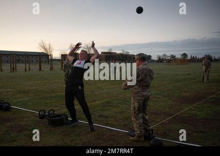 Le SPC. Brock Cerneka, police militaire avec la Compagnie de police militaire 838th de la Garde nationale de l’Ohio, participe à l’épreuve de power throw pendant la partie forme physique de la compétition du meilleur guerrier de la région IV sur 12 mai 2022. Il est l'un des douze soldats de la Garde nationale qui sont en compétition dans la 11-15 mai 2022 de compétition des meilleurs guerriers de la région IV, au Camp Ripley, au Minnesota. La compétition annuelle teste les compétences militaires, la force physique et l'endurance des meilleurs soldats et officiers non commissionnés du Minnesota, du Wisconsin, de l'Iowa, de l'Illinois, du Michigan, Indiana et Ohio National Gu Banque D'Images