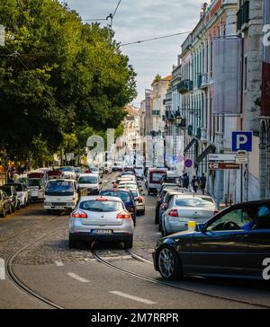 Lisbonne, Portugal, 26 octobre 2016 : heure de pointe en soirée dans les petites rues du centre-ville de Lisbonne Banque D'Images