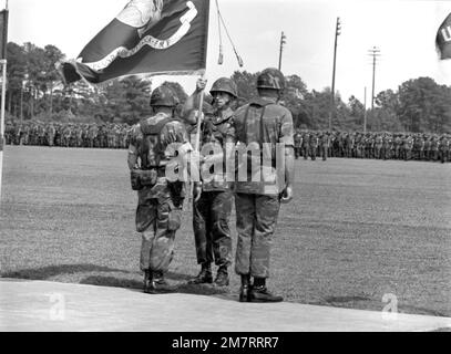 LE MGÉN David M. Twomey, commandant sortant, 2nd Division Marine, passe les couleurs de la division au MGÉN Alfred M. Gray Jr., nouveau commandant général, 2nd Division Marine. Le gris donne les couleurs au BGÉN Joseph E. Hopkins, commandant adjoint, 2nd Division Marine, pour être posté. L'ordre des généraux est, de gauche à droite, Gray, Hopkins et Twomey. Base : base du corps marin, Camp Lejeune État : Caroline du Nord (NC) pays : États-Unis d'Amérique (USA) Banque D'Images