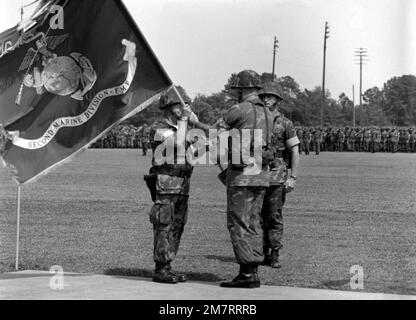 LE MGÉN Alfred M. Gray Jr., nouveau commandant général, 2nd Marine Division, reçoit les couleurs de division du MGÉN David M. Twomey, à droite, commandant sortant, 2nd Marine Division. LE BGÉN Joseph E. Hopkins, commandant adjoint, 2nd Division Marine , est en arrière-plan. Base : base du corps marin, Camp Lejeune État : Caroline du Nord (NC) pays : États-Unis d'Amérique (USA) Banque D'Images