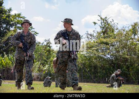 Les Marines des États-Unis affectés au 3rd Bataillon, 25th Marines pratiquent des tactiques de mouvement d'équipe avec des soldats de Sainte-Lucie et du Mexique à l'Académie nationale de police Traning à Belmopan, Belize dans le cadre de l'exercice TRADEWINDS22 le 12 mai 2022. Tradewinds 2022 est un exercice multinational conçu pour accroître la capacité de la région des Caraïbes d’atténuer les crises, de planifier et d’y répondre; d’accroître la capacité régionale de formation et l’interopérabilité; d’élaborer de nouvelles procédures opérationnelles normalisées et d’améliorer les procédures existantes; d’améliorer la capacité de défendre les zones économiques exclusives; et de promouvoir les droits de l’homme et l’adhésion au partage Banque D'Images