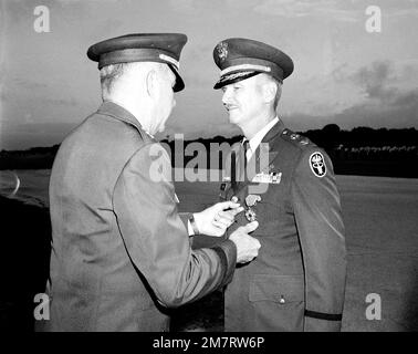 La Légion du mérite est présentée au col John C. Funk, sous-chef adjoint du personnel, Commandement des services de santé, lors de sa retraite de l'Armée de terre. Le MGÉN Raymond H. Bishop, commandant aux États-Unis, présente le prix Commandement des services de santé de l'Armée de terre. Base: Fort Sam Houston, San Antonio État: Texas (TX) pays: États-Unis d'Amérique (USA) Banque D'Images