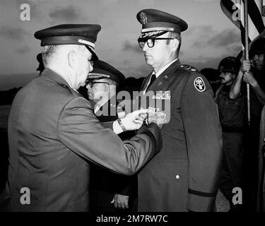 LE LCOL Benjamin D. Svoboda reçoit la Légion du mérite à sa retraite de l'Armée de terre. La présentation est FAITE par LE MGÉN Raymond H. Bishop, commandant, États-Unis Commandement des services de santé de l'Armée de terre. Base: Fort Sam Houston, San Antonio État: Texas (TX) pays: États-Unis d'Amérique (USA) Banque D'Images