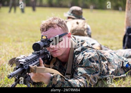 Les Marines des États-Unis affectés au 3rd Bataillon, 25th Marines pratiquent des tactiques de mouvement d'équipe avec des soldats de Sainte-Lucie et du Mexique à l'Académie nationale de police Traning à Belmopan, Belize dans le cadre de l'exercice TRADEWINDS22 le 12 mai 2022. Tradewinds 2022 est un exercice multinational conçu pour accroître la capacité de la région des Caraïbes d’atténuer les crises, de planifier et d’y répondre; d’accroître la capacité régionale de formation et l’interopérabilité; d’élaborer de nouvelles procédures opérationnelles normalisées et d’améliorer les procédures existantes; d’améliorer la capacité de défendre les zones économiques exclusives; et de promouvoir les droits de l’homme et l’adhésion au partage Banque D'Images