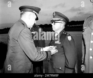 LTC Ronald J. Carnahan est présenté à la Légion du mérite avec First Oak Leaf Cluster, lors de sa retraite de l'Armée. La présentation est LE MGÉN Rymond H. Bishop Commander, États-Unis Commandement des services de santé de l'Armée de terre. Base: Fort Sam Houston, San Antonio État: Texas (TX) pays: États-Unis d'Amérique (USA) Banque D'Images