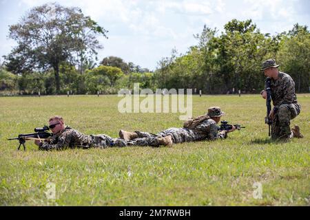 Les Marines des États-Unis affectés au 3rd Bataillon, 25th Marines pratiquent des tactiques de mouvement d'équipe avec des soldats de Sainte-Lucie et du Mexique à l'Académie nationale de police Traning à Belmopan, Belize dans le cadre de l'exercice TRADEWINDS22 le 12 mai 2022. Tradewinds 2022 est un exercice multinational conçu pour accroître la capacité de la région des Caraïbes d’atténuer les crises, de planifier et d’y répondre; d’accroître la capacité régionale de formation et l’interopérabilité; d’élaborer de nouvelles procédures opérationnelles normalisées et d’améliorer les procédures existantes; d’améliorer la capacité de défendre les zones économiques exclusives; et de promouvoir les droits de l’homme et l’adhésion au partage Banque D'Images