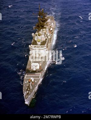 Vue de l'avant-port du croiseur de missiles guidé USS BELKNAP (CG-26) en cours. Pays : inconnu Banque D'Images