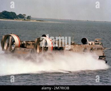 Une vue à tribord de l'embarcation amphibie d'atterrissage d'assaut (AALC) 'Jeff B' en cours. Base: Panama City État: Floride (FL) pays: Etats-Unis d'Amérique (USA) Banque D'Images