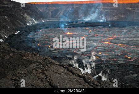 Kilauea, États-Unis. 08 janvier 2023. Vue aérienne de l'éruption volcanique dans le cratère de Halema'uma'u sur le sommet de Kilauea au parc national des volcans de Hawai'i, 8 janvier 2023 à Hawaï. Après une pause de près d'un mois au sommet du volcan Klauea, l'énorme lac de lave a commencé à se remplir sur 5 janvier 2023. Crédit : Julie Chang/USGS/Alay Live News Banque D'Images