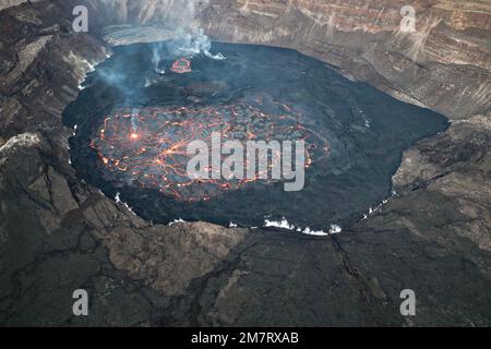 Kilauea, États-Unis. 08 janvier 2023. Vue aérienne de l'éruption volcanique dans le cratère de Halema'uma'u sur le sommet de Kilauea au parc national des volcans de Hawai'i, 8 janvier 2023 à Hawaï. Après une pause de près d'un mois au sommet du volcan Klauea, l'énorme lac de lave a commencé à se remplir sur 5 janvier 2023. Crédit : Julie Chang/USGS/Alay Live News Banque D'Images