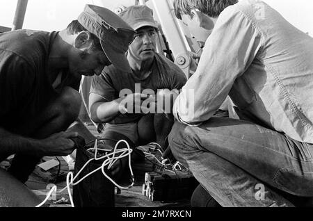 Des membres de l'équipe d'élimination des explosifs d'artillerie deux, détachement 40 (EOD-2, détachement 40) travaillent à bord du quai de transport amphibie USS NASHVILLE (LPD 13) pendant les exercices menés par le Groupe de travail 1-81 sur les contre-mesures de la mine (MCMTG 1-81). Le groupe de travail, composé d'unités de la marine de sept pays de l'OTAN, a été formé pour accroître leurs capacités en matière de contre-mesures concernant les mines. Base: USS Nashville (LPD 13) pays: Méditerranée (MED) Banque D'Images